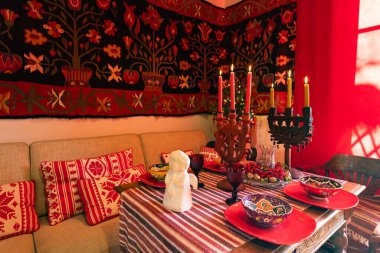 Geleneksel Noel kutlamaları için dekore edilmiş Ukrayna etnik evi