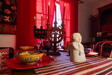 Geleneksel Noel kutlamaları için dekore edilmiş Ukrayna etnik evi