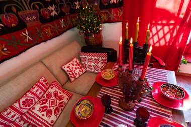 Geleneksel Noel kutlamaları için dekore edilmiş Ukrayna etnik evi