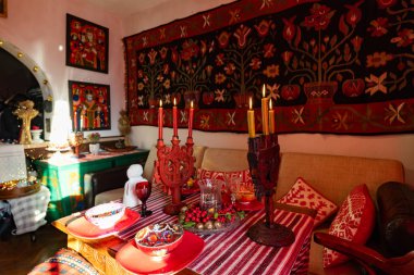 Geleneksel Noel kutlamaları için dekore edilmiş Ukrayna etnik evi