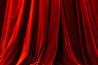 Dizayn amacıyla tiyatro arka planında kırmızı perde