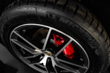Lviv, Ukrayna - 3 Aralık 2024: Porsche arabasının yeni MICHELIN lastiği