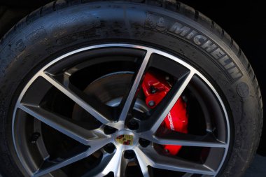 Lviv, Ukrayna - 3 Aralık 2024: Porsche arabasının yeni MICHELIN lastiği