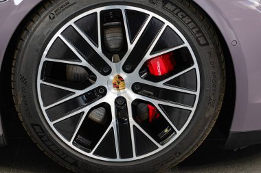 Lviv, Ukrayna - 3 Aralık 2024: Porsche arabasının yeni MICHELIN lastiği