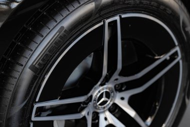 Lviv, Ukrayna - 2 Aralık 202: Mercedes 'in yeni Pirelli P Sıfır Lastiği