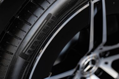 Lviv, Ukrayna - 2 Aralık 202: Mercedes 'in yeni Pirelli P Sıfır Lastiği