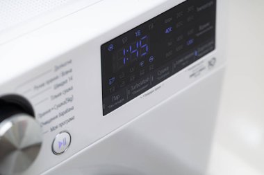 Lviv, Ukrayna - 20 Aralık 2024: LG ThinQ çamaşır ve kurutma makinesinin kapatılması