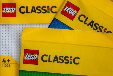 Lviv, Ukrayna - 29 Aralık 2024: Paketlerdeki LEGO Klasik Tabelaları