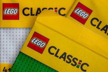Lviv, Ukrayna - 29 Aralık 2024: Paketlerdeki LEGO Klasik Tabelaları