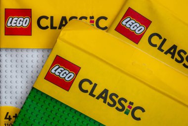 Lviv, Ukrayna - 29 Aralık 2024: Paketlerdeki LEGO Klasik Tabelaları