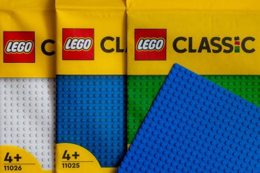 Lviv, Ukrayna - 29 Aralık 2024: Paketlerdeki LEGO Klasik Tabelaları