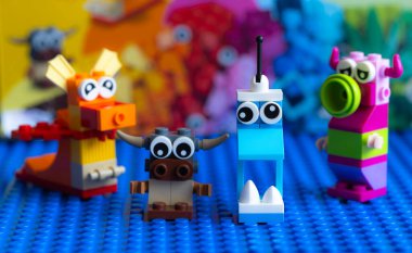 Lviv, Ukrayna - 29 Aralık 2024: LEGO Klasik Yaratıcı Canavarlar Oyuncak Seti