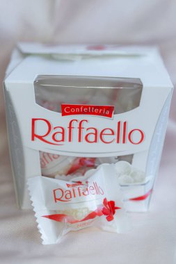 Lviv, Ukrayna - 30 Aralık 2024: Raffaello şekerlemeleri