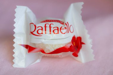 Lviv, Ukrayna - 30 Aralık 2024: Raffaello şekerlemeleri