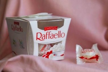 Lviv, Ukrayna - 30 Aralık 2024: Raffaello şekerlemeleri