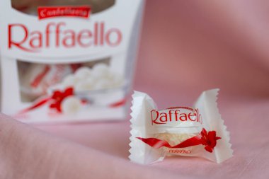 Lviv, Ukrayna - 30 Aralık 2024: Raffaello şekerlemeleri