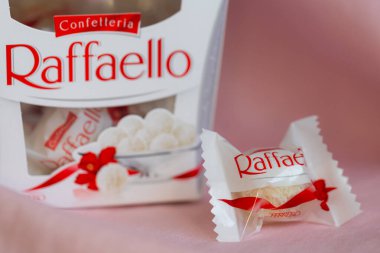 Lviv, Ukrayna - 30 Aralık 2024: Raffaello şekerlemeleri