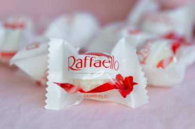 Lviv, Ukrayna - 30 Aralık 2024: Raffaello şekerlemeleri