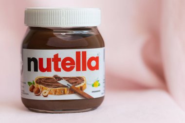 Lviv, Ukrayna - 30 Aralık 2024: Nutella tatlandırılmış fındık kakaosu