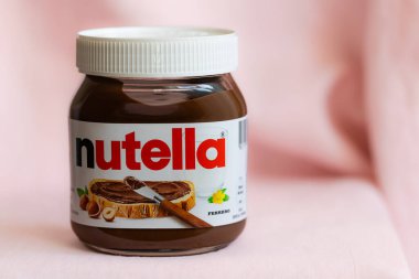 Lviv, Ukrayna - 30 Aralık 2024: Nutella tatlandırılmış fındık kakaosu