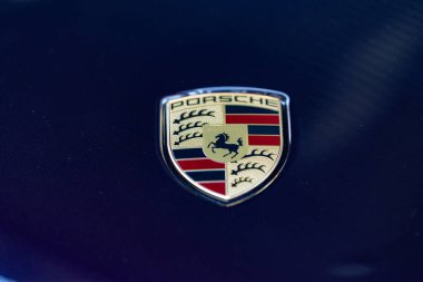 Lviv, Ukrayna - 26 Kasım 2024: Porsche logosunun kapatılması