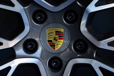 Lviv, Ukrayna - 26 Kasım 2024: Porsche Macan araba tekerleğine yakın çekim