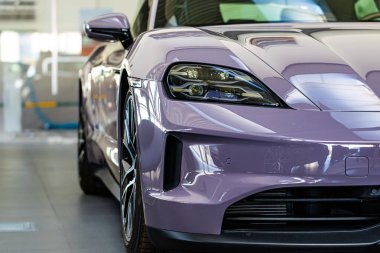 Lviv, Ukrayna - 26 Kasım 2024: Porsche Taycan 4S otomobiline yakın çekim