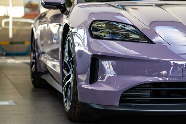 Lviv, Ukrayna - 26 Kasım 2024: Porsche Taycan 4S otomobiline yakın çekim