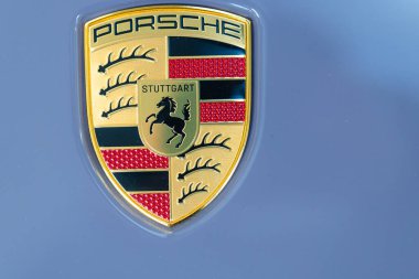 Lviv, Ukrayna - 26 Kasım 2024: Porsche logosunun kapatılması