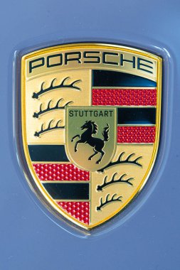 Lviv, Ukrayna - 26 Kasım 2024: Porsche logosunun kapatılması