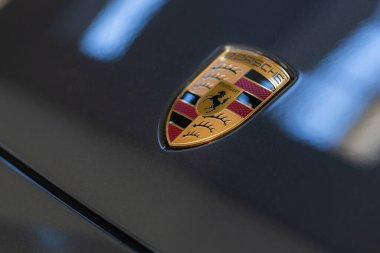 Lviv, Ukrayna - 26 Kasım 2024: Porsche logosunun kapatılması