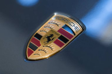 Lviv, Ukrayna - 26 Kasım 2024: Porsche logosunun kapatılması