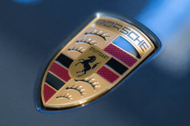Lviv, Ukrayna - 26 Kasım 2024: Porsche logosunun kapatılması