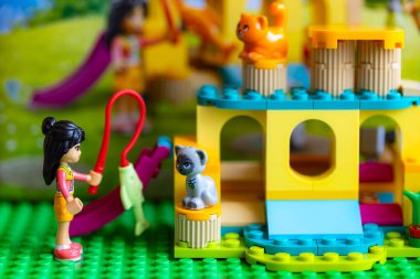 Lviv, Ukrayna - 2 Ocak 2025: LEGO Arkadaşlar Kedi Bahçesi Macerası