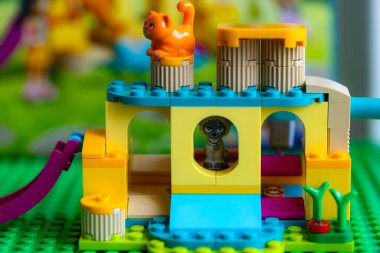 Lviv, Ukrayna - 2 Ocak 2025: LEGO Arkadaşlar Kedi Bahçesi Macerası