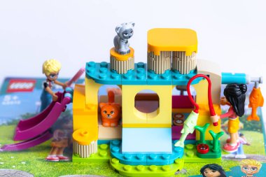 Lviv, Ukrayna - 2 Ocak 2025: LEGO Arkadaşlar Kedi Bahçesi Macerası