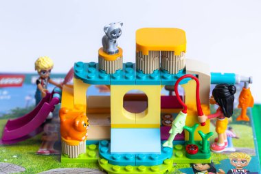 Lviv, Ukrayna - 2 Ocak 2025: LEGO Arkadaşlar Kedi Bahçesi Macerası