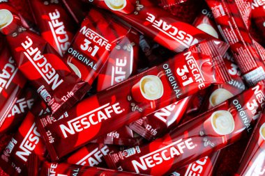 Lviv, Ukrayna - 2 Ocak 2025: Nescafe 3 'ün çubukları 1 Orijinal, kremalı ve şekerli anlık kahve, yeni tasarım