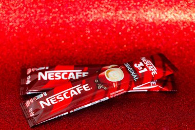Lviv, Ukrayna - 2 Ocak 2025: Nescafe 3 'ün çubukları 1 Orijinal, kremalı ve şekerli anlık kahve, yeni tasarım