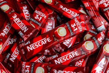 Lviv, Ukrayna - 2 Ocak 2025: Nescafe 3 'ün çubukları 1 Orijinal, kremalı ve şekerli anlık kahve, yeni tasarım