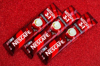 Lviv, Ukrayna - 2 Ocak 2025: Nescafe 3 'ün çubukları 1 Orijinal, kremalı ve şekerli anlık kahve, yeni tasarım