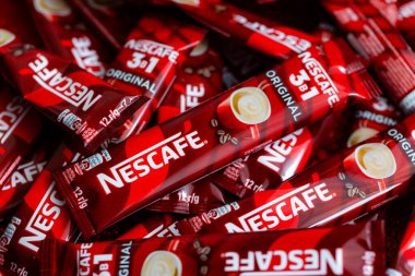 Lviv, Ukrayna - 2 Ocak 2025: Nescafe 3 'ün çubukları 1 Orijinal, kremalı ve şekerli anlık kahve, yeni tasarım