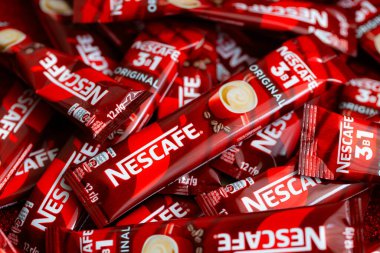 Lviv, Ukrayna - 2 Ocak 2025: Nescafe 3 'ün çubukları 1 Orijinal, kremalı ve şekerli anlık kahve, yeni tasarım