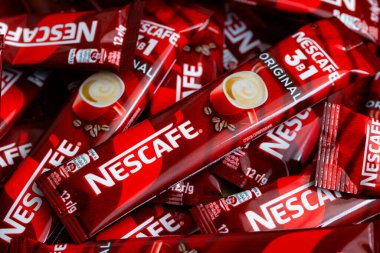 Lviv, Ukrayna - 2 Ocak 2025: Nescafe 3 'ün çubukları 1 Orijinal, kremalı ve şekerli anlık kahve, yeni tasarım