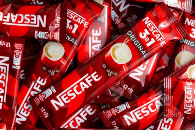 Lviv, Ukrayna - 2 Ocak 2025: Nescafe 3 'ün çubukları 1 Orijinal, kremalı ve şekerli anlık kahve, yeni tasarım