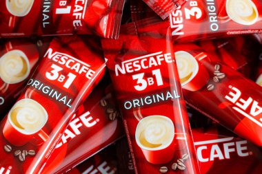 Lviv, Ukrayna - 2 Ocak 2025: Nescafe 3 'ün çubukları 1 Orijinal, kremalı ve şekerli anlık kahve, yeni tasarım