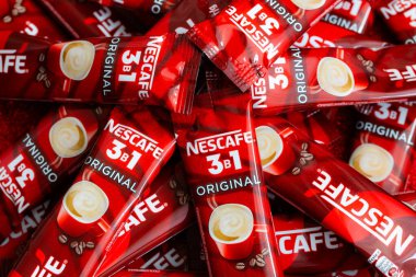 Lviv, Ukrayna - 2 Ocak 2025: Nescafe 3 'ün çubukları 1 Orijinal, kremalı ve şekerli anlık kahve, yeni tasarım