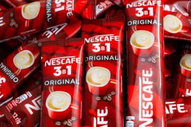 Lviv, Ukrayna - 2 Ocak 2025: Nescafe 3 'ün çubukları 1 Orijinal, kremalı ve şekerli anlık kahve, yeni tasarım