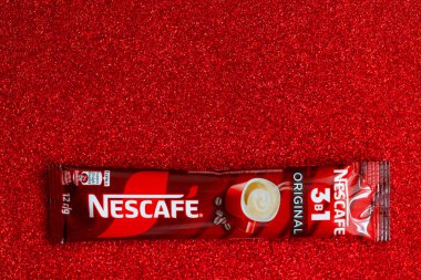 Lviv, Ukrayna - 2 Ocak 2025: Nescafe 3 'ün çubukları 1 Orijinal, kremalı ve şekerli anlık kahve, yeni tasarım
