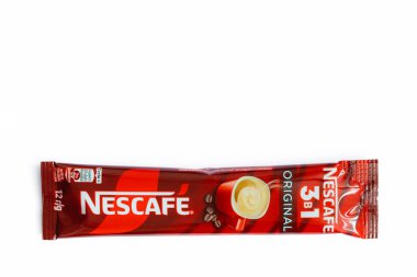 Lviv, Ukrayna - 2 Ocak 2025: Nescafe 3 'ün çubukları 1 Orijinal, kremalı ve şekerli anlık kahve, yeni tasarım